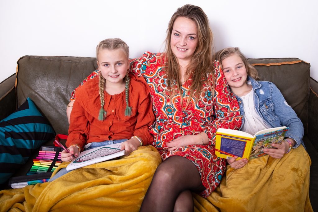 Eddee helpt kinderen, jongeren en volwassenen, zoals deze moeder met haar dochters. Bekijk de praktische informatie, zoals werkgebied en wachttijden.