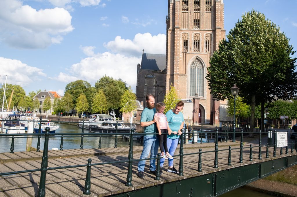 Gezin bij de grote kerk van Dordrecht